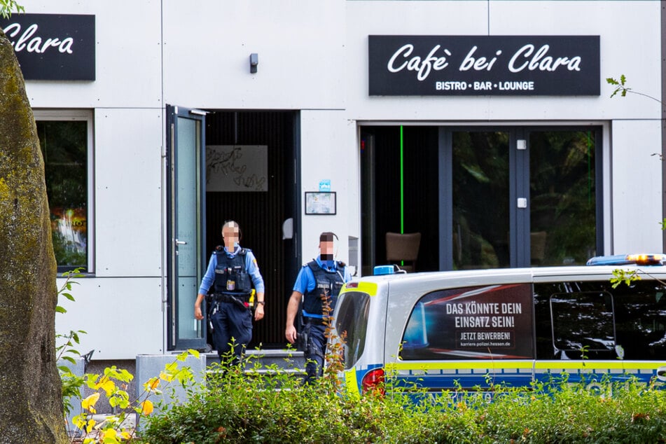 Das Café bei Clara an der Ecke Seckendorffplatz/Schillerstraße in Rüsselsheim wurde zum Tatort einer Messerattacke.