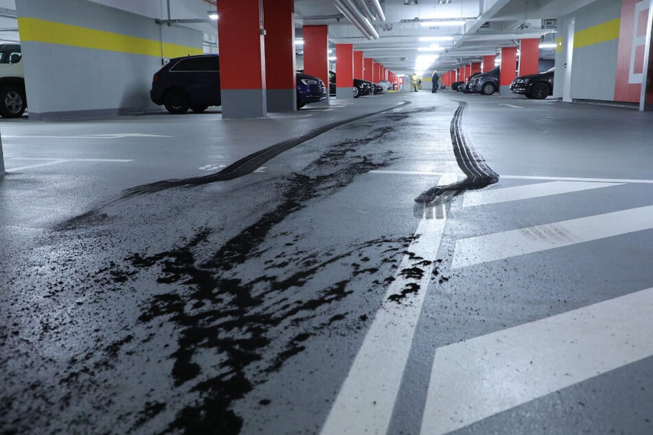 In der Tiefgarage wurden deutliche Reifenspuren gefunden.