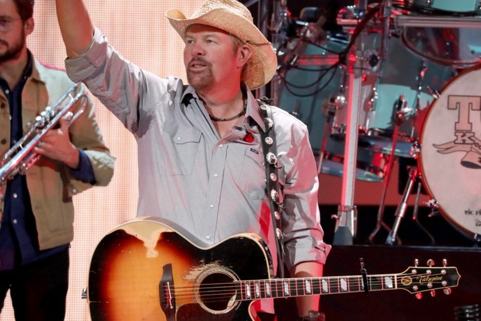 Country star Toby Keith shares cancer diagnosis on Instagram