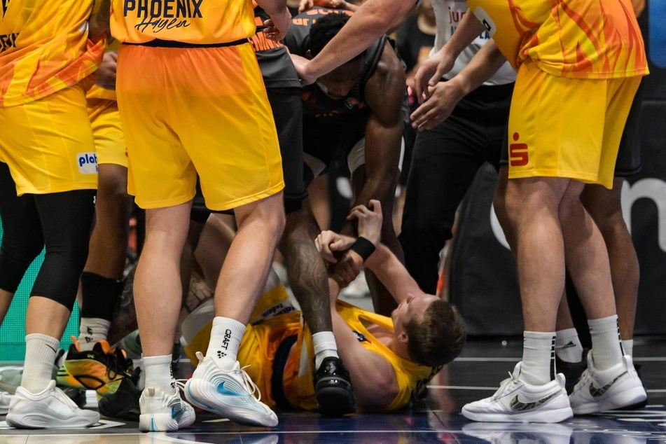 Dieser Ausraster hat Folgen: Niners-Spieler Cobe Williams (26) attackierte am Sonntag Gegenspieler Adam Kunkel (26, am Boden).