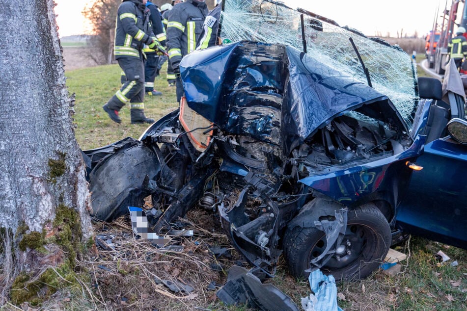 Heftiger Unfall! BMW kracht gegen Baum, Fahrer aus Wrack geschnitten