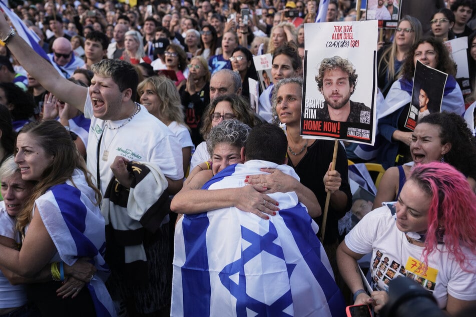 Um kurz nach 7 Uhr wurden die ersten Geiseln freigelassen. Sehr zur Freude der Angehörigen, die in Tel Aviv auf die Rückkehr ihrer Liebsten warten.