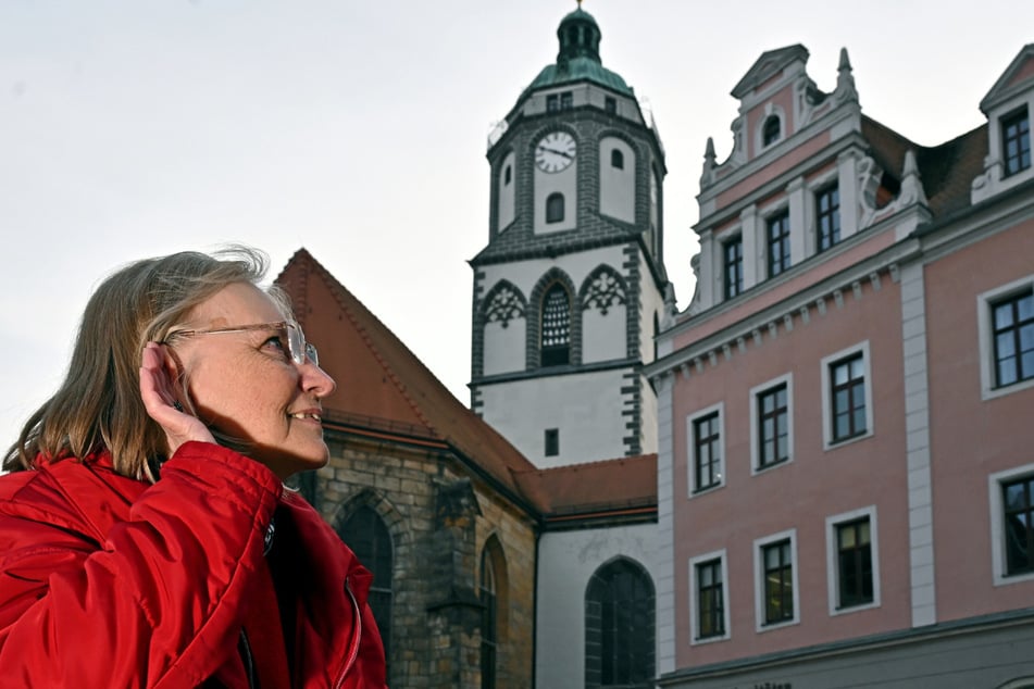 Christine Kurth (70) spitzt die Ohren, wenn das Glockenspiel zu hören ist. Die Seniorin lässt sich morgens um 6.30 Uhr vom Glockenspiel wecken.