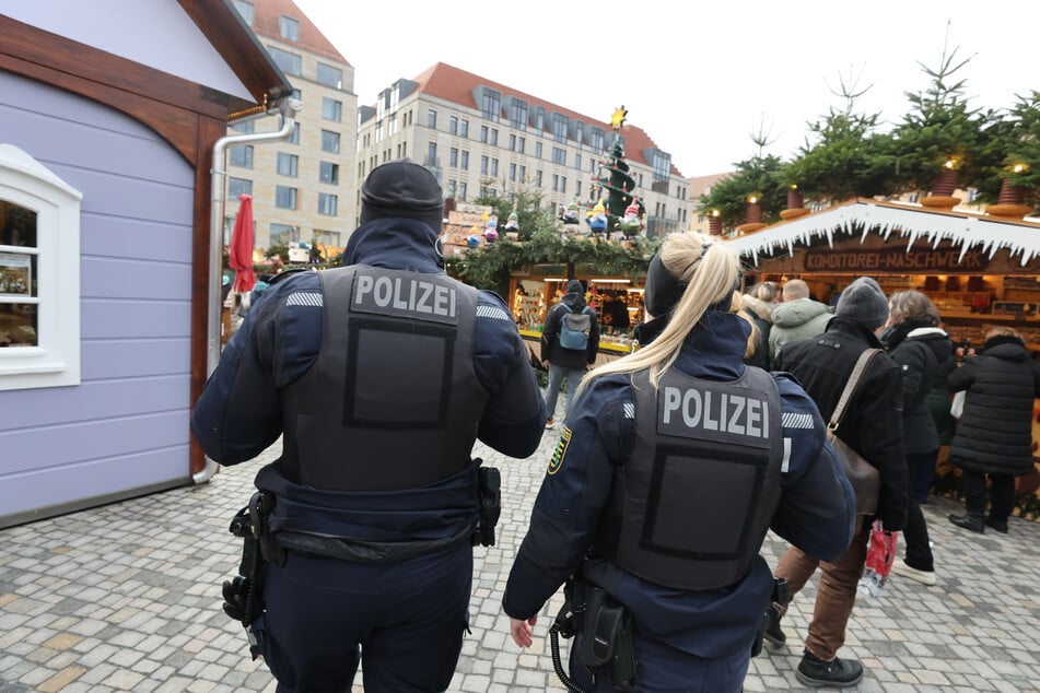 Die Polizei ist auf Dresdens Weihnachtsmärkten präsent, auf dem Striezelmarkt seit 2023 sogar mit eigener Wache.