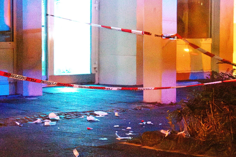 Die Frau wurde bei dem Sturz schwer verletzt und vom Rettungsdienst in eine Klinik gebracht.