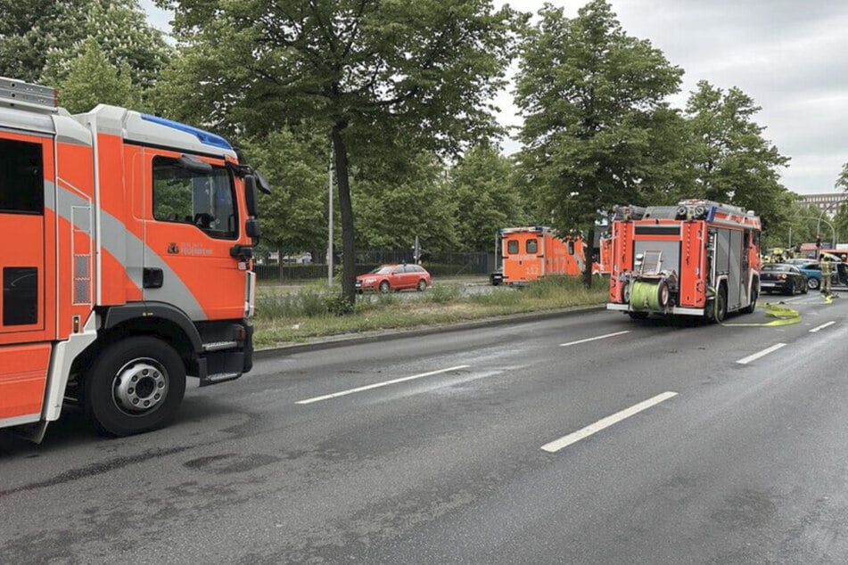 Die Feuerwehr ist mit 44 Kräften und 15 Fahrzeugen im Einsatz.