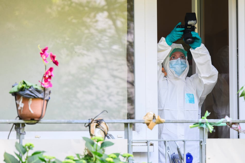 Kriminaltechniker untersuchen aktuell den Tatort im Knoevenagelweg.