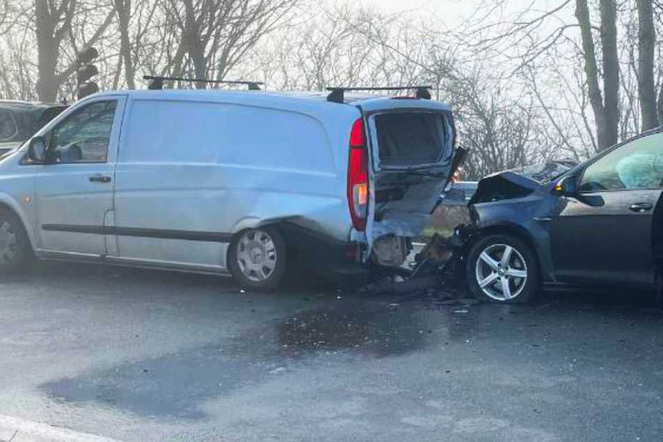 VW-Fahrer übersieht Stauende und kracht in Transporter: Vier Verletzte bei Unfall im Harz