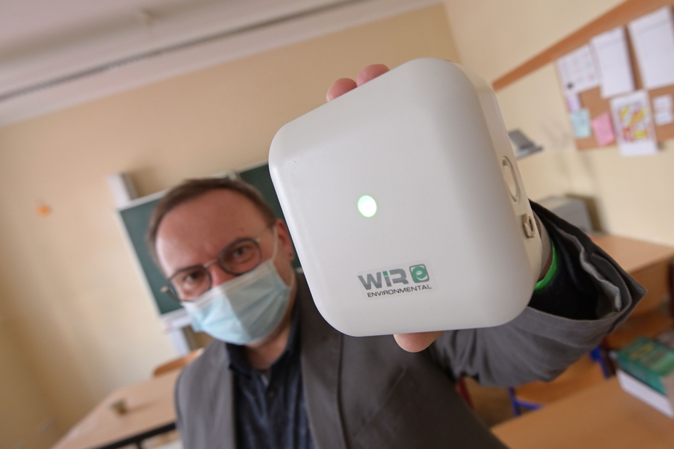 Der "Wecker" fürs Lüften: Schulleiter Michael Schönfeld (59) mit dem CO2-Messgerät "enWIRo" aus Chemnitz.