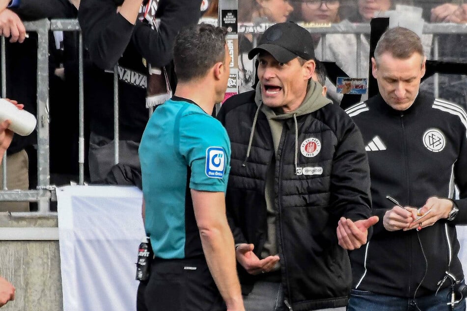 St. Paulis Trainer Alexander Blessin (52, M) hatte ordentlich Redebedarf mit Schiedsrichter Felix Zwayer (44).