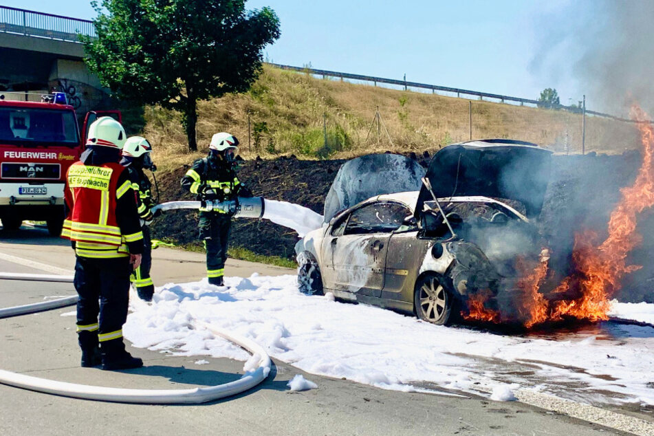 Dresden: Feuerwehreinsatz auf der A17: Cabrio brennt völlig aus!