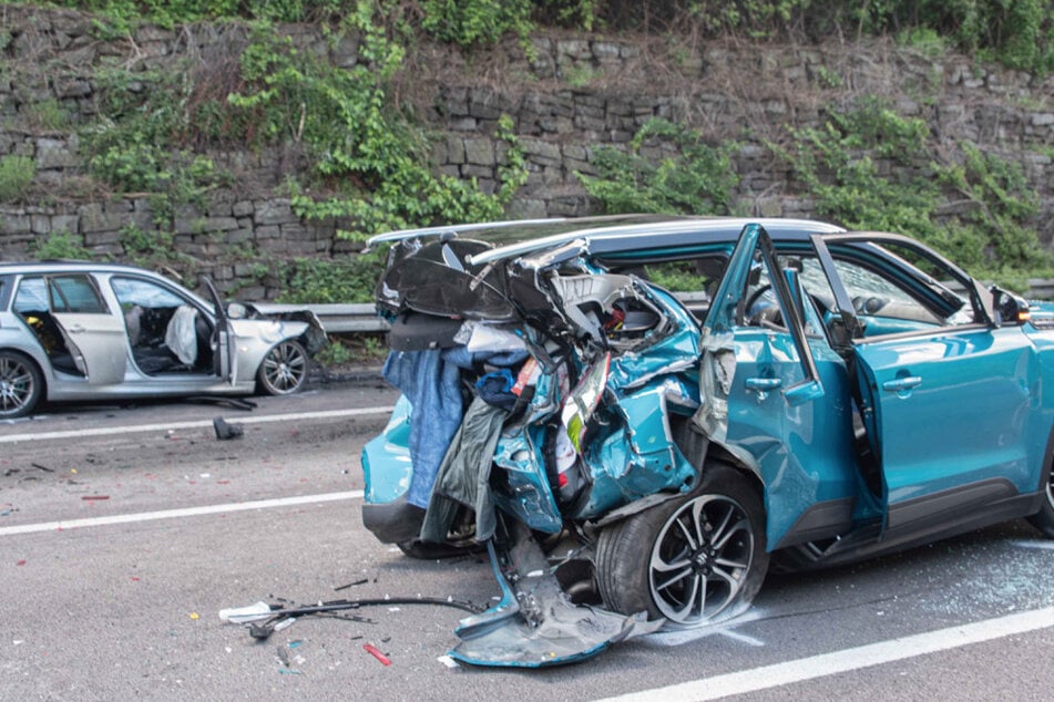 Insgesamt vier Menschen wurden bei dem Unfall auf der A3 schwer verletzt.