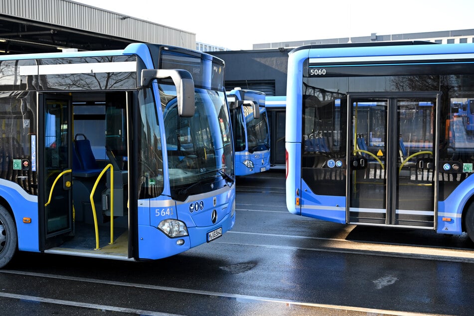 Bus kracht in Münchner Wohnhaus: Einsatzkräfte berichten von Todesopfer