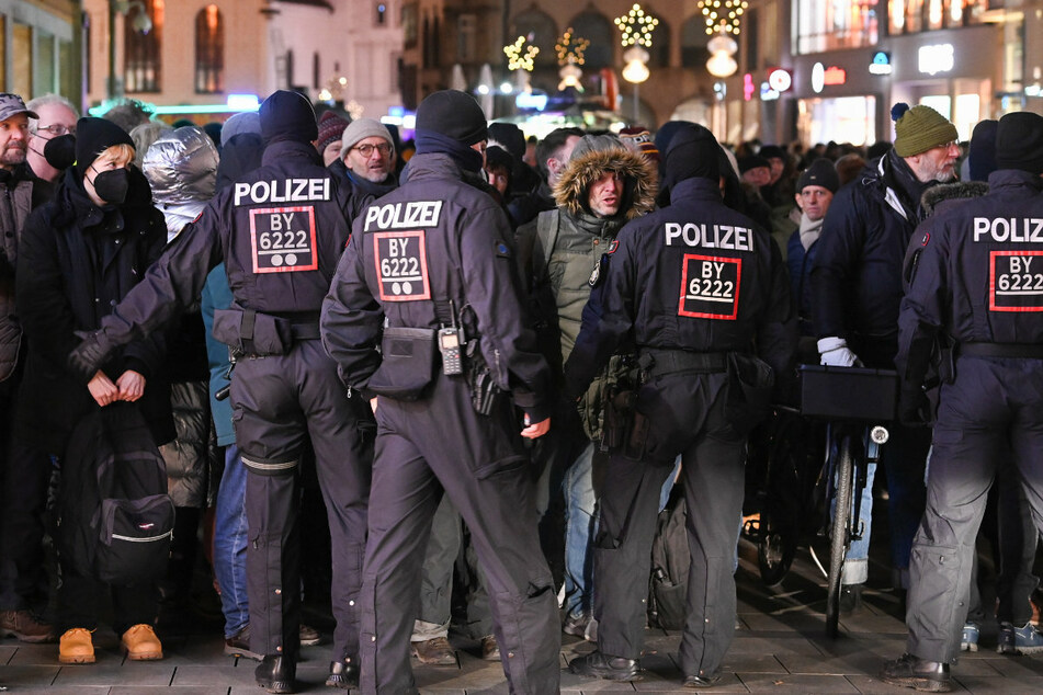 München: 1000 Beamte: Polizeisperre bei Protesten gegen Corona-Maßnahmen in München
