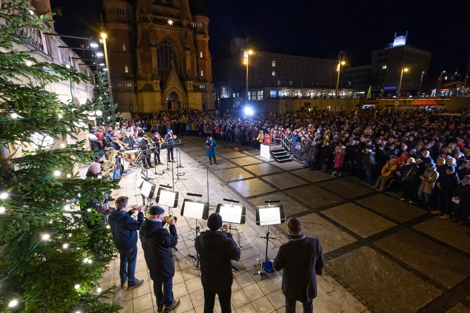 Auf dem Theaterplatz sangen mehr als 6000 Menschen gemeinsam Weihnachtslieder.