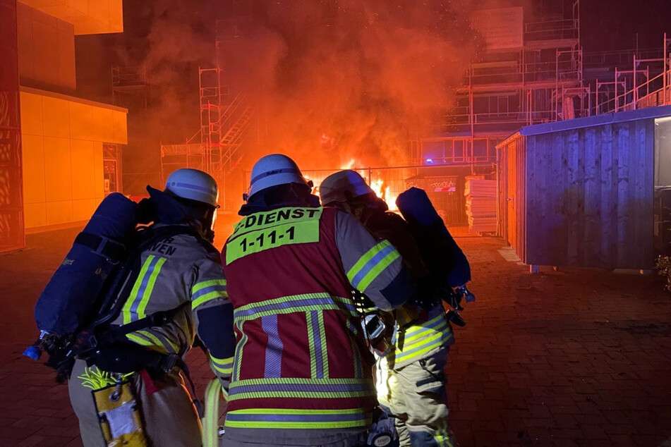 Die Einsatzkräfte konnten verhindern, dass sich die Flammen auf das Schulgebäude ausbreiteten.