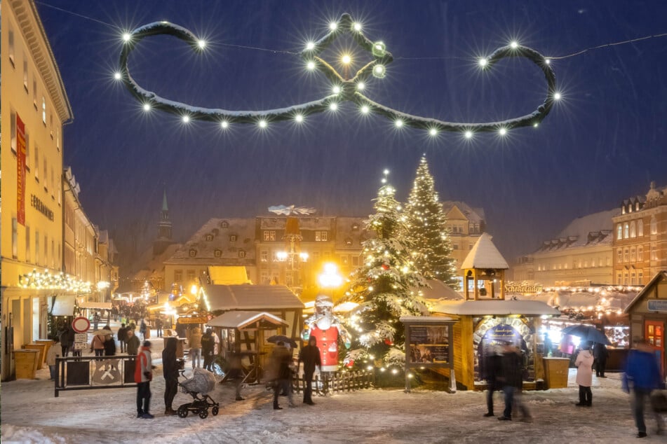 Der hell erleuchtete Annaberger Weihnachtsmarkt im Jahr 2018.
