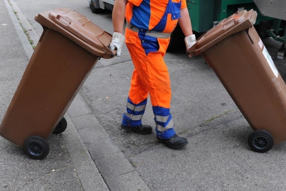 Beim Entleeren von einer Restmülltonne verätzte sich ein 21-Jähriger in Tacherting schwer. (Symbolbild)