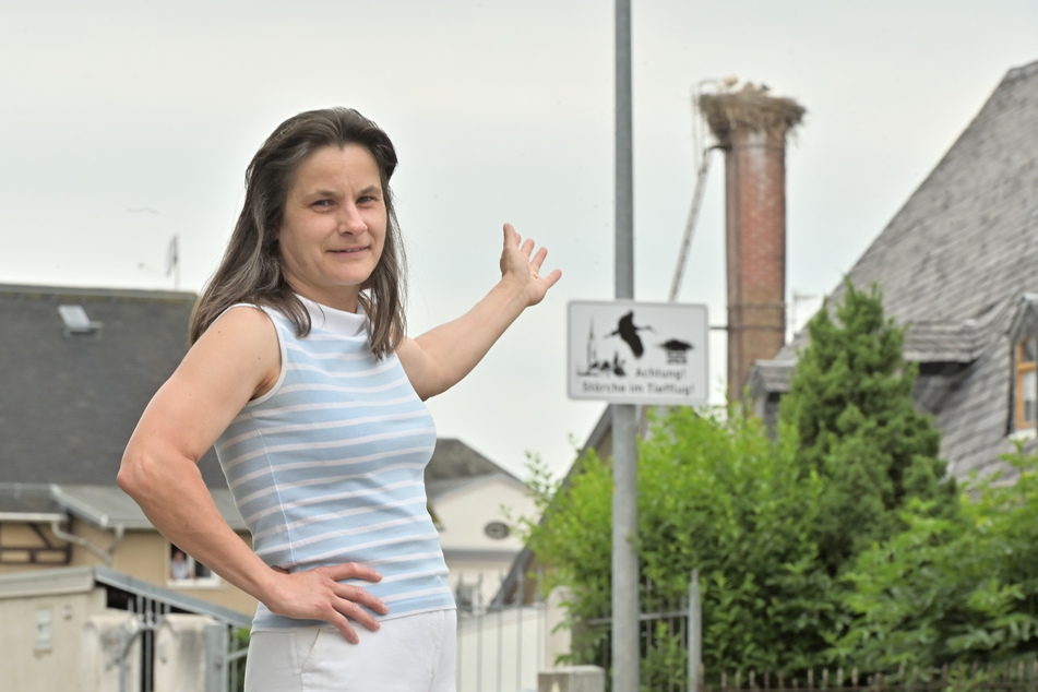 Carola Hilkmann (47) von den Grünaer Störchenfreunden ist sichtlich erfreut.