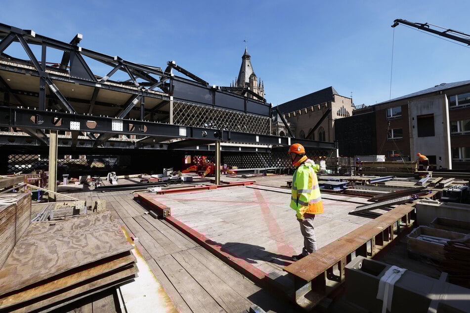 Das MiQua entsteht direkt neben dem Kölner Rathaus. Steigende Baukosten und neue Ausschreibungen verzögern das Großprojekt weiter. (Archivbild)