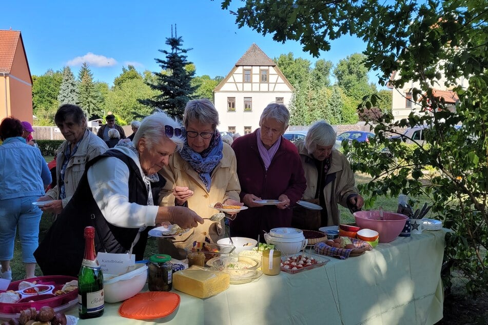 Am Sonntagmorgen kamen Anwohner am Zuckelhausener Teich zum gemeinsamen Brunchen zusammen.