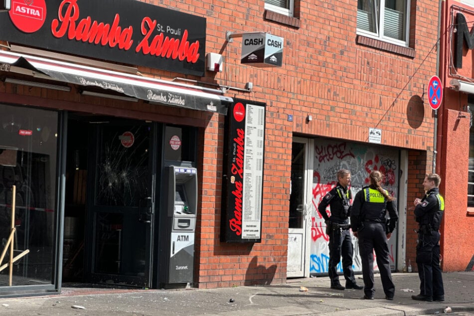 Polizeibeamte stehen vor der Bar "Ramba Zamba" auf dem Hamburger Kiez. Dort war es kurz zuvor zu einer Schlägerei gekommen.