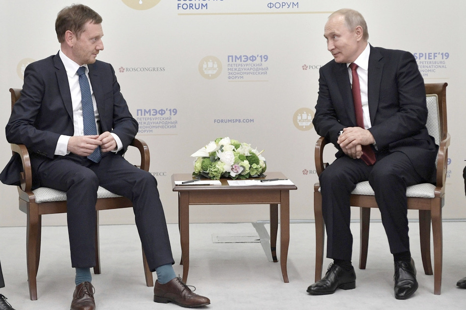 Russlands Präsident, Wladimir Putin (69,r.) und Sachsens Ministerpräsident, Michael Kretschmer (46, CDU) sprechen während des Internationalen Wirtschaftsforums in St. Petersburg im Juni 2019.