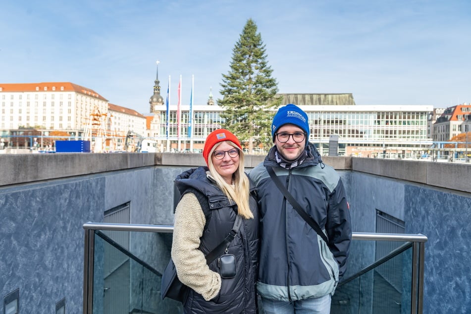 Marvin Wittke (28) und Partnerin Lisa Fruntzek (28) finden die Tanne schön gewachsen, aber ein bisschen kahl.