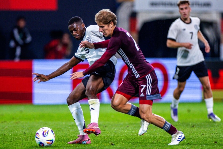 Aseko (l.) lief bislang fünfmal für die deutsche U21-Nationalmannschaft auf.