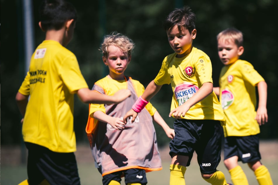 Diese Fußballschule lädt talentierte Kids zum Spiel auf diesen Platz