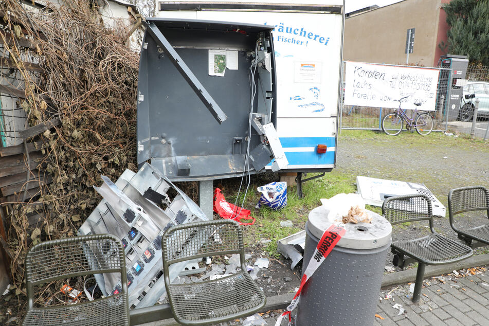 An der Pirnaer Landstraße wurde am Dienstagmorgen dieser Zigarettenautomat in die Luft gejagt.