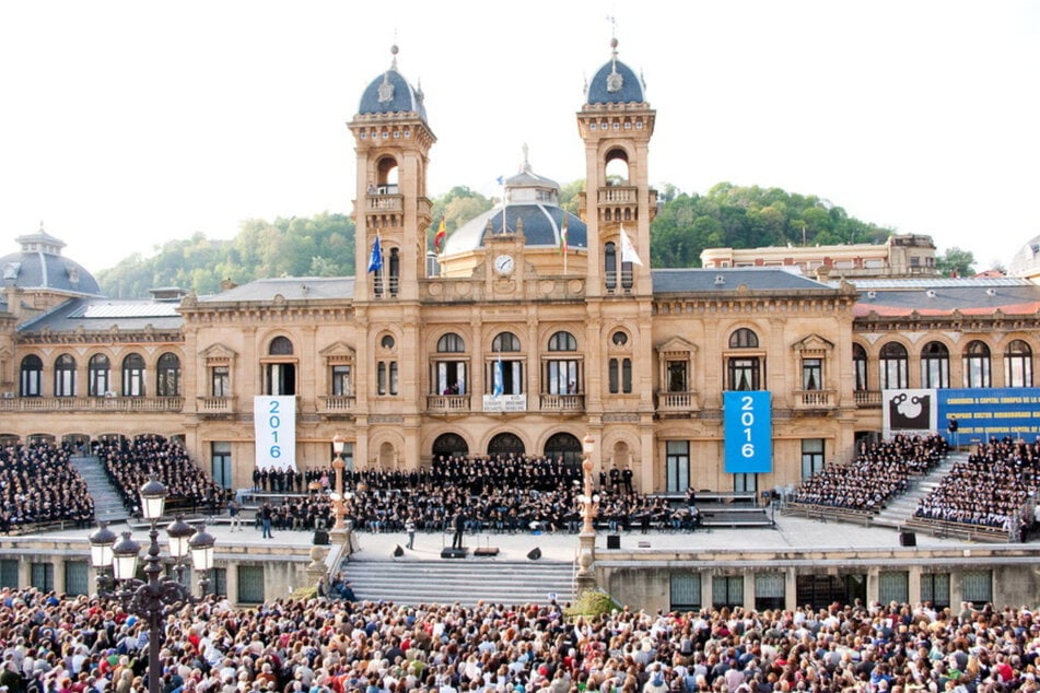 Die gesamte Bevölkerung von San Sebastián war zur Feier am Rathaus vereint.