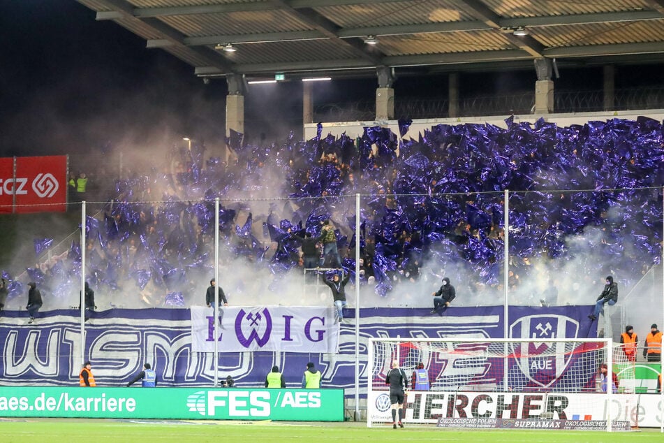Bei einem Spiel im März gegen den FSV Zwickau zündeten Fans des FC Erzgebirge Aue Pyrotechnik an. (Archivfoto)