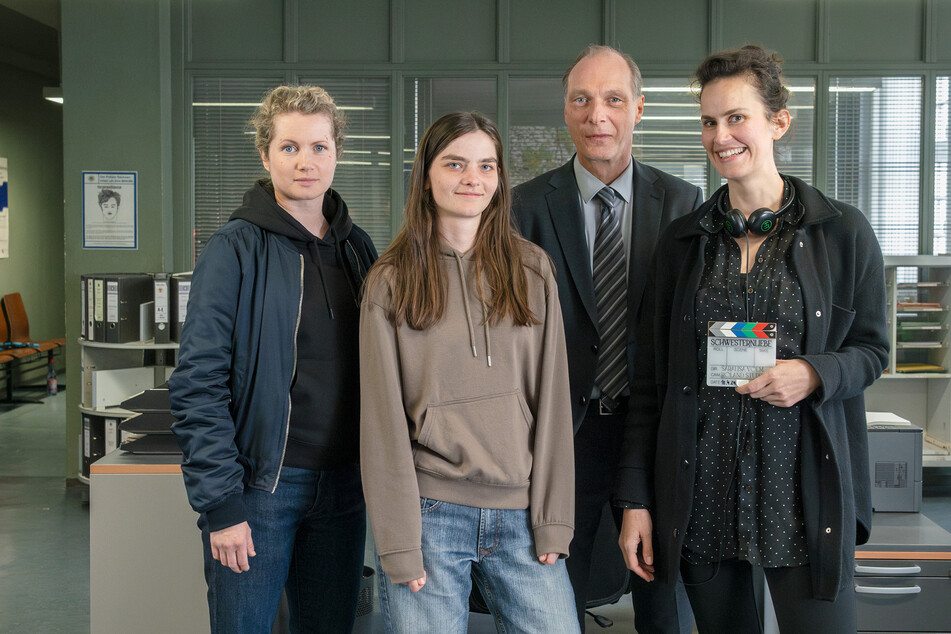 Cornelia Gröschel (36, l.), Emilie Neumeister (25), Martin Brambach (56) und Regisseurin Saralisa Volm (38, r.) wirken am neuen Dresdner Tatort "Schwesternliebe" mit.