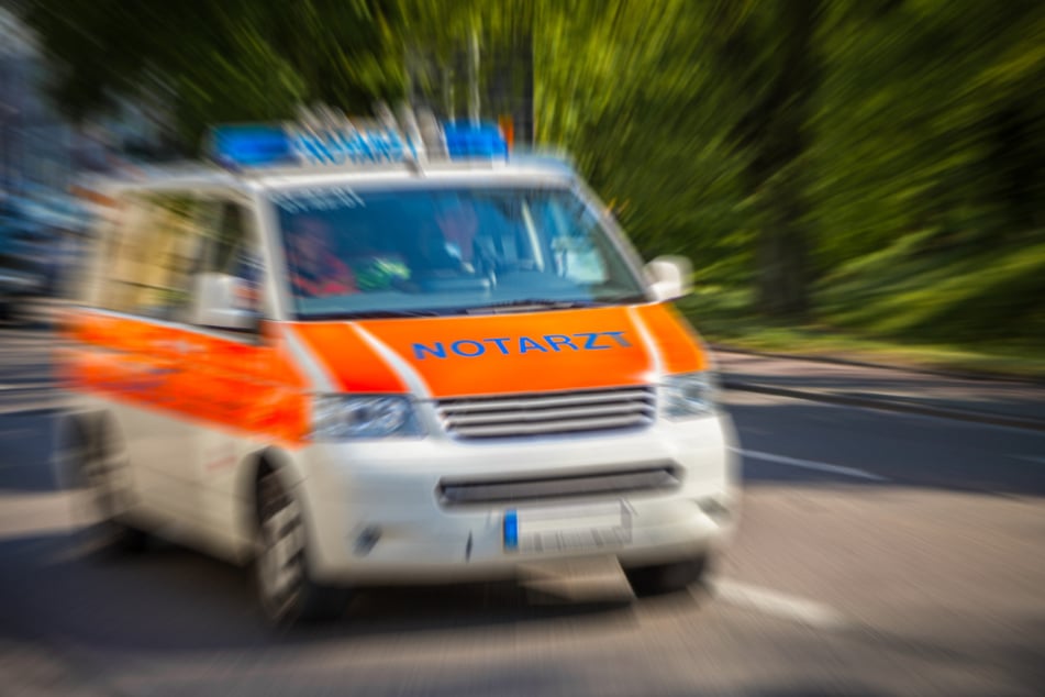 Das 21 Jahre alte Opfer des Angriffs musste nach einer ersten medizinischen Versorgung in eine Fachklinik gebracht werden. (Symbolfoto)