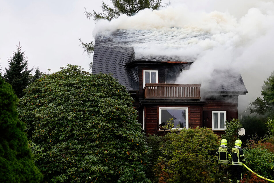 Chemnitz: Feuerwehreinsatz in Chemnitz: Wohnhaus in Flammen