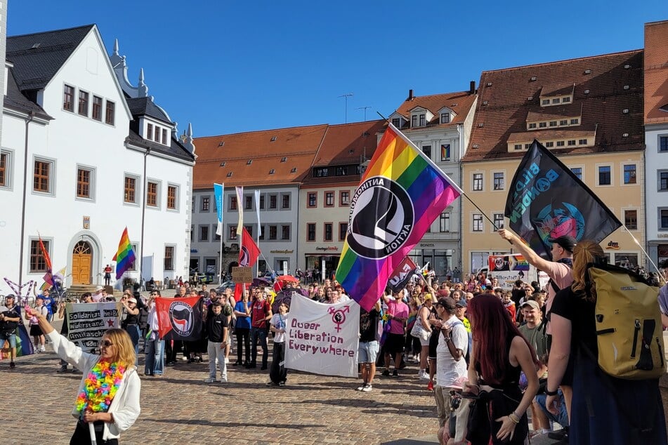 Auf dem Obermarkt in Freiberg hielten die CSD-Teilnehmer für eine Kundgebung an.