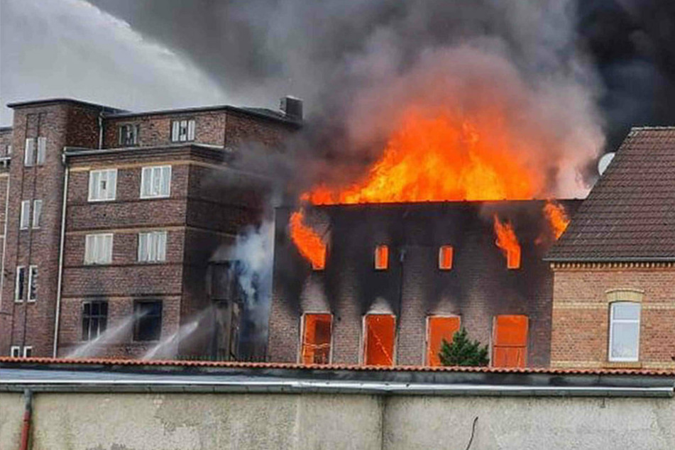 Heftiger Brand in der Lausitz: Volkshaus steht lichterloh in Flammen!