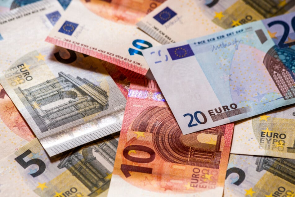 Ohne es zu bemerken hatte ein Mann in einem Supermarkt jede Menge Geld liegen gelassen (Symbolbild).