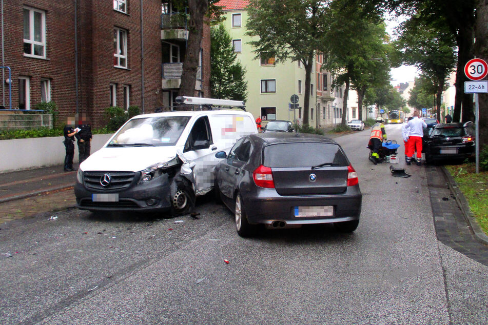 Vorfahrt missachtet: Drei Verletzte, mehrere zerstörte Autos und ein hoher Sachschaden