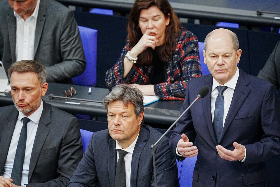 Die Bundesbürger sind mit der Arbeit dieser drei Männer unzufrieden: Bundeskanzler Olaf Scholz (65, SPD, r) Finanzminister Christian Lindner (44, FDP, l) und Wirtschaftsminister Robert Habeck (53, Grüne, m).