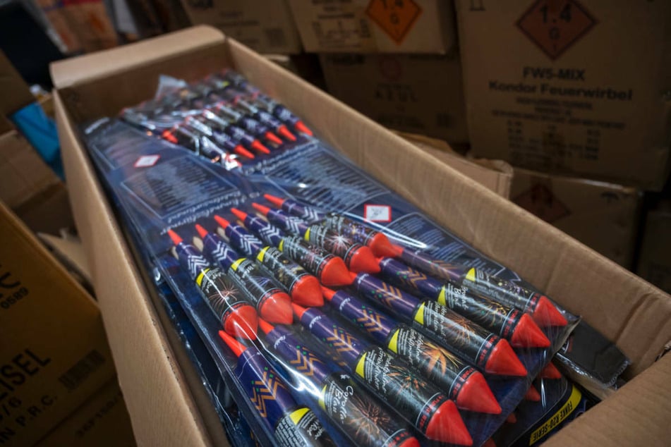 Feuerwerksraketen liegen im Lager eines Berliner Geschäfts. Der Bundesverband Pyrotechnik hat am Mittwoch das bundesweite Verkaufsverbot für Silvesterfeuerwerk kritisiert.