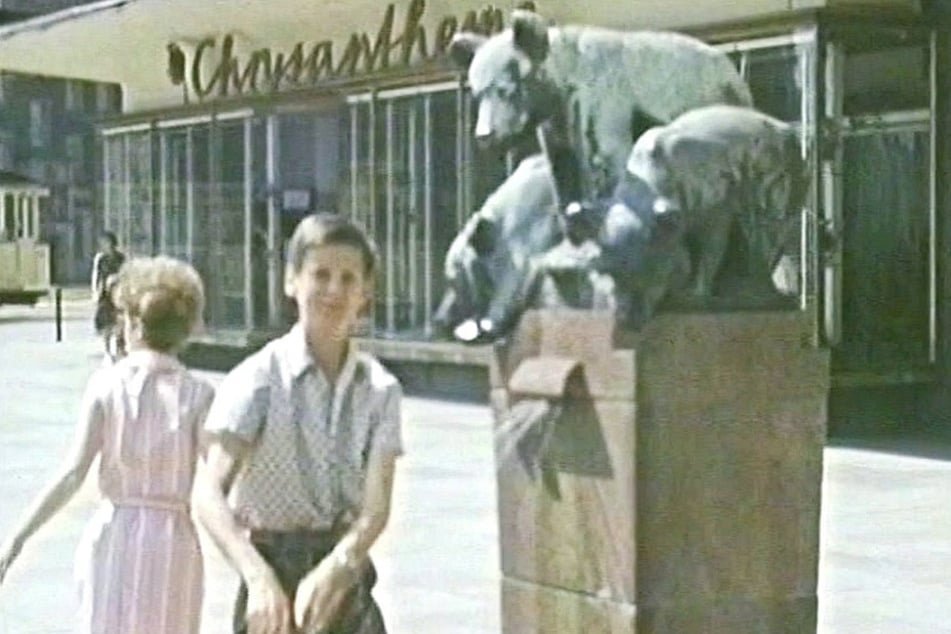 Der Bärenbrunnen befand sich zuletzt am Sporthaus an der Theaterstraße.