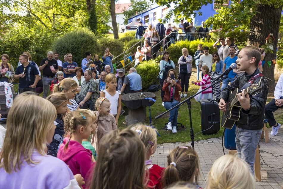 Levy Müller (13) singt seiner alten Kita ein Geburtstagsständchen mit Gitarrenbegleitung.