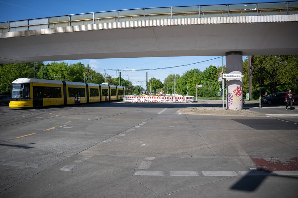 Unter der Brücke an der Wuhlheide in Berlin-Oberschöneweide gibt es kein Durchkommen mehr.
