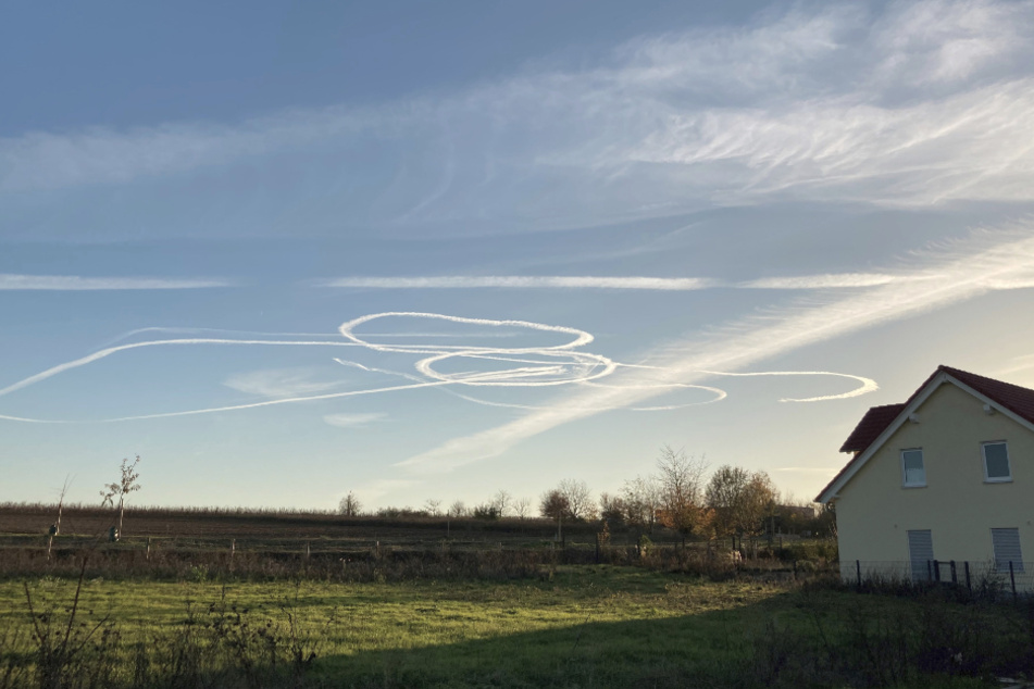 Kondensstreifen zeichnen sich am Himmel über dem Stadtteil Ebersheim ab. Die Kondensstreifen zweier Kampfflugzeuge der Bundeswehr haben aufgrund ihrer Form kuriose Spekulationen im Internet ausgelöst.