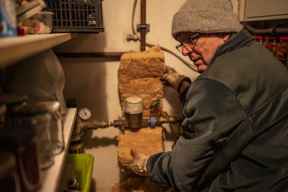 Mit Dämmwolle lässt sich der Wasserzähler vor dem Einfrieren schützen.