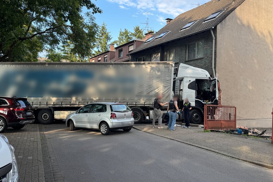 Bei einem heftigen Verkehrsunfall in Oberhausen verloren zwei Menschen ihr Leben.