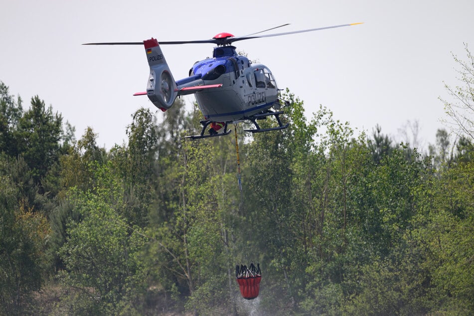 Auch ein Löschhubschrauber der Polizei war beim Waldbrand in der Gohrischheide im Einsatz.