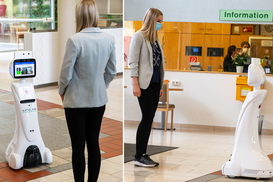 Roboter "Amy" misst die Temperatur bei einer Besucherin des Seniorenwohnheims.